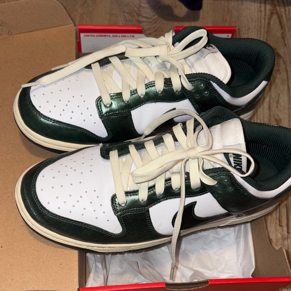 NIKE DUNKS - VINTAGE GREEN 
WOMANS 10 - MENS 8.5
Good condition lightly worn